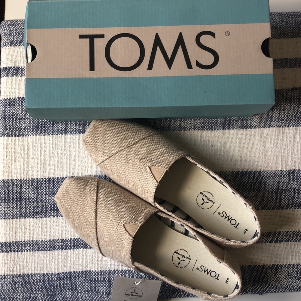 Womens size 8 Tom’s